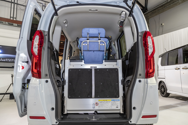 車いす利用時はスロープを立てて収納