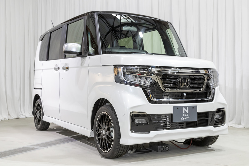 純正アクセサリー装着車。ベース車両はカスタムのL・ターボ コーディネートスタイル。ボディカラーはプラチナホワイト・パール＆ブラック