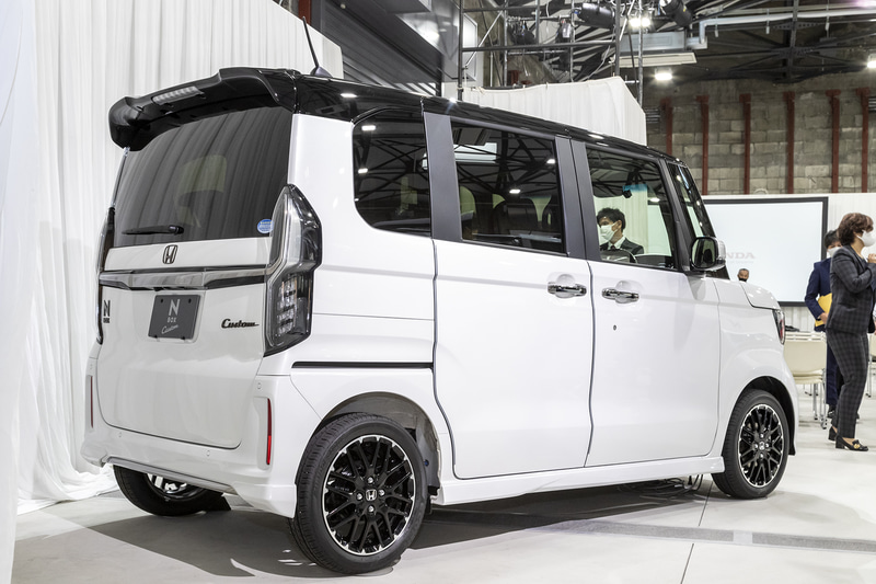 純正アクセサリー装着車。ベース車両はカスタムのL・ターボ コーディネートスタイル。ボディカラーはプラチナホワイト・パール＆ブラック