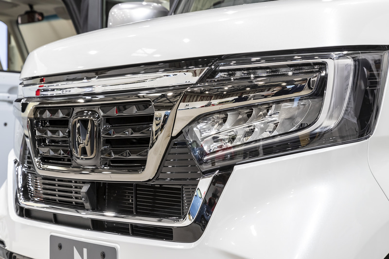 フロントグリル。クロームメッキタイプとブラックメッキタイプの2タイプを用意