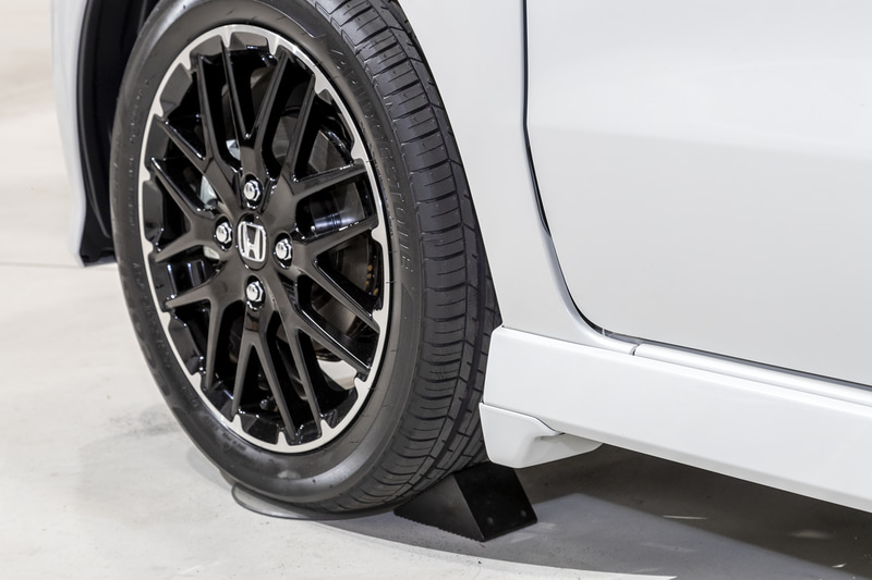 マッドガードは4点セット。ノーマルモデル用もある