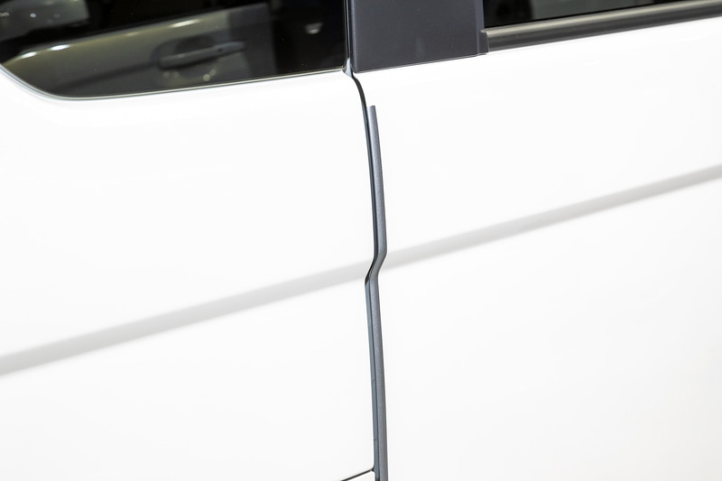 ドアエッジモールは4ドア用がセット。カラーはホワイト、シルバー、ブラックの3タイプ