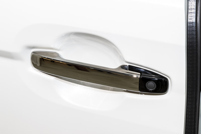 ドアハンドルを引かなくてもボタン操作だけでパワースライドドアが開閉できるワンタッチスライドドアは、マイナーチェンジ前からの人気アイテムだ