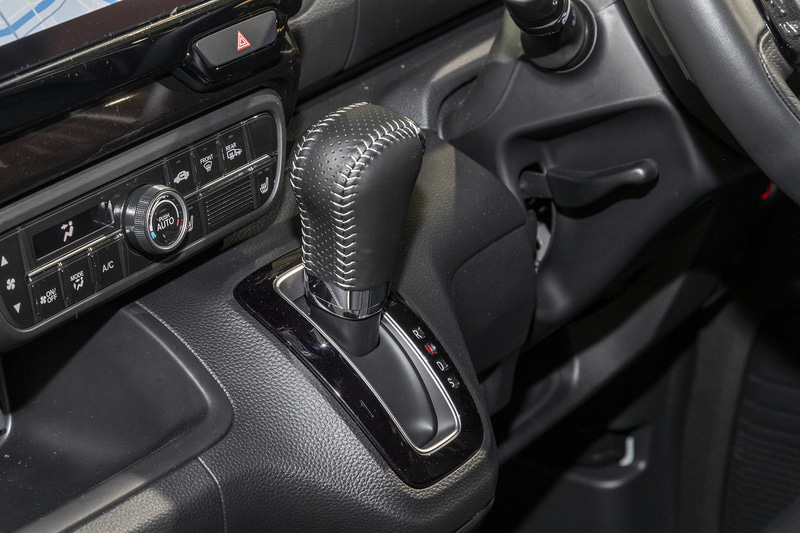 本革製のシフトノブ。ステアリングカバーとあわせて装着したい