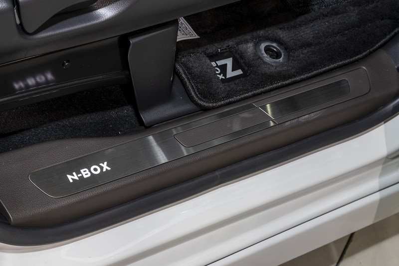 LEDホワイトイルミネーション付きのサイドステップガーニッシュ