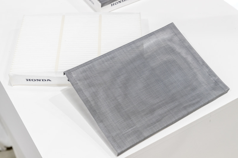 エアクリーンフィルター用 抗ウイルス用品「くるますく」。本体はメッシュ状でエアクリーンフィルターに重ねて装着する