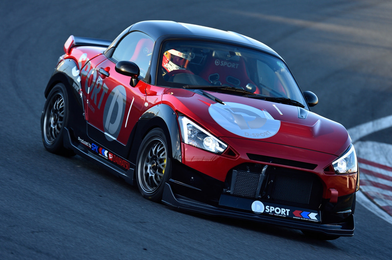 ダイハツ車用のトータルチューニングブランドであるD-SPORTは自社製品を組み込んだLA400K コペンで筑波サーキットのタイムアタック企画を開始