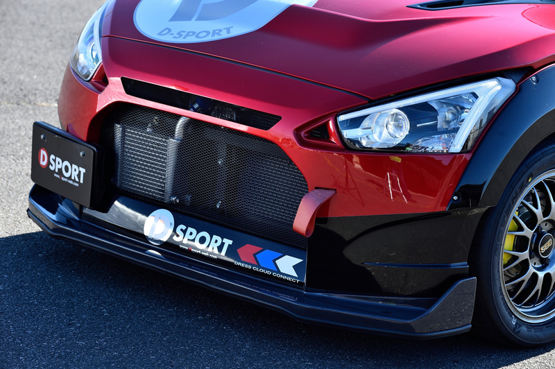 Robeのように見えるが実はXPLAYがベース。デモカーに装着されているエアロパーツは東京オートサロン2017出展用に製作したワンオフ品。オーバーフェンダーも装着するが車幅は軽規格に収まる。リアウイングはワンオフ