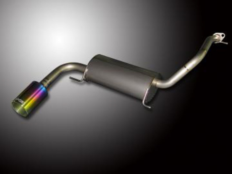 ノーマルマフラーは左右振り分けのレイアウトだが、D-SPORTのフルチタンマフラーは左側シングルテールになる。価格は21万5000円（税別）