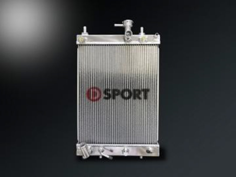 ラジエターは「スーパークーリングラジエター」に交換。オールアルミ製の2層コアになっている。価格はMT車用が7万8000円（税別）、CVT車用が8万8000円（税別）