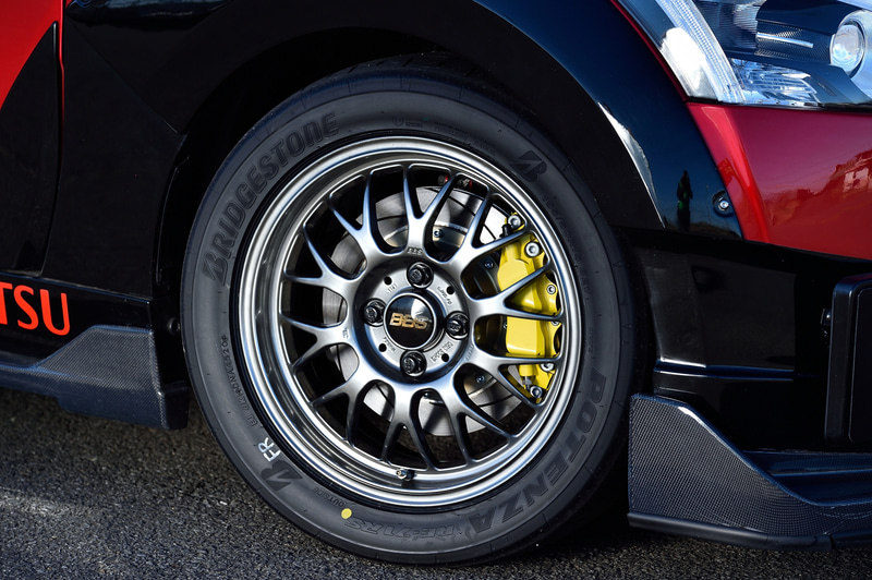 ブレーキは開発中のキャリパーキットが装着されていた。サーキットを走るコペンではブレーキのコントロール幅が広まることと、耐フェード性が大幅に向上するのでとても有効なパーツ。発売時期は2021年4月頃、価格は未定。タイヤはブリヂストンのポテンザRE-71RS。タイヤも2017年から変わった大きな要素の1つ