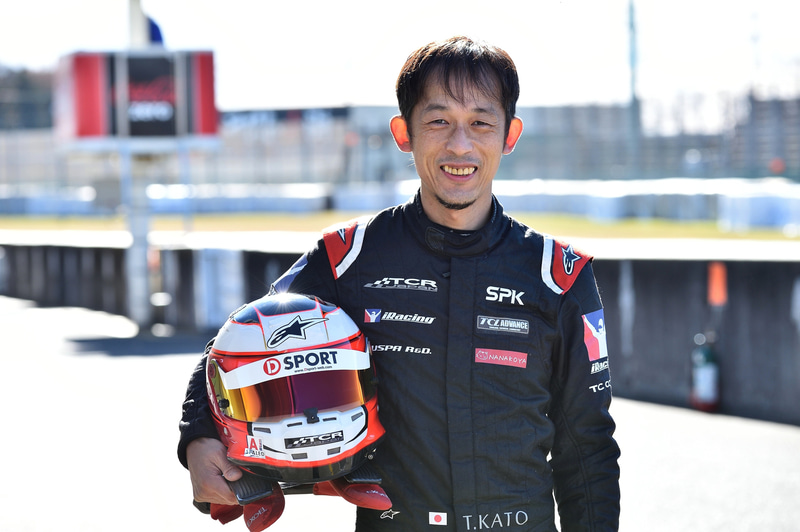 アタックドライバーはD-SPORTのパーツ開発のサポートも行なうTCR JAPANの加藤彰彬氏。レーシングカート出身で、国内レースのほかニュルブルクリンクVLNシリーズや24時間耐久レースに参戦歴があるレーシングドライバーでもある