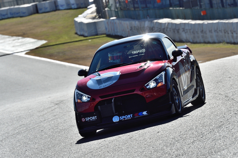 最終コーナーが速いのでアンダーパワーの軽自動車でもストレートの伸びはいい。普通車と比べても遜色ないレベル