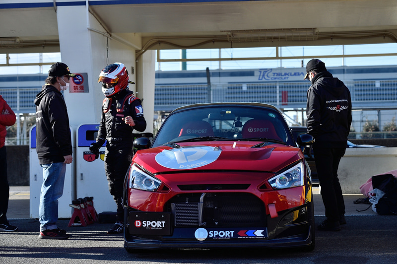 ドライ路面のサーキットではVSC介入がないほうが好結果になるが、ウエット路面ではスポーツECU交換済みで、スイッチ標準位置のVSC制御くらいマイルドな効きであれば、効かせた方が安心して速く走れるかもしれない。また、街乗りでは必須の機能なので完全オフとはならない設定はうれしい部分