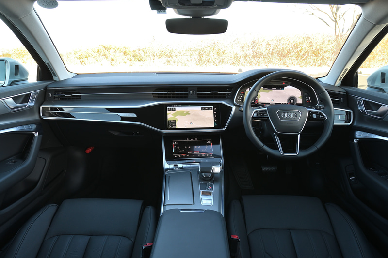 合理的に設計されたコクピット。シンプルながら先進のアウディらしさがある。FPD（フラットパネルディスプレイ）が多用され、グラスコクピットのお手本のような仕上がり
