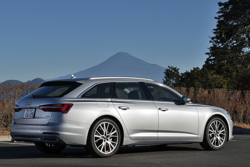 4940×1885×1465mm（全長×全幅×全高）という伸びやかなスタイル。室内空間も広い