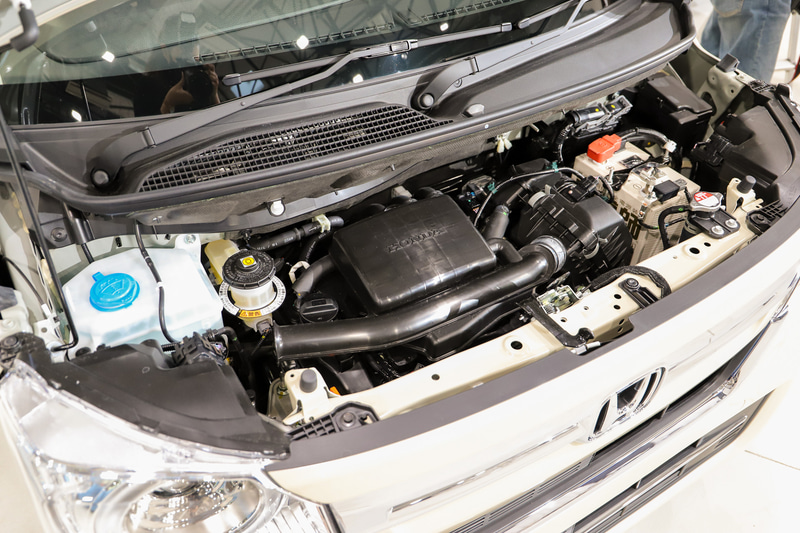 エンジンは最高出力43kW（58PS）/7300rpm、最大トルク65Nm（6.6kgfm）/4800rpmを発生する自然吸気と、最高出力47kW（64PS）/6000rpm、最大トルク104Nm（10.6kgfm）/2600rpmを発生するターボをラインアップ