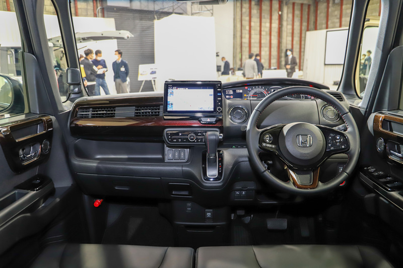 N-BOX カスタムの内装