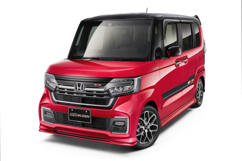N-BOX Custom L･ターボ（FF） コーディネートスタイル。フロントバンパー下部に装着するフロントアンダースポイラー「Front Lower Spoiler」：3万8500円、標準装備グリルに被せて装着するグリルガーニッシュ「Front Grille Garnish」3万250円、サイドスポイラー「Side Spoiler」：6万3800円、ドアサイドデカール「Door Side Decal」：2万4200円を装着