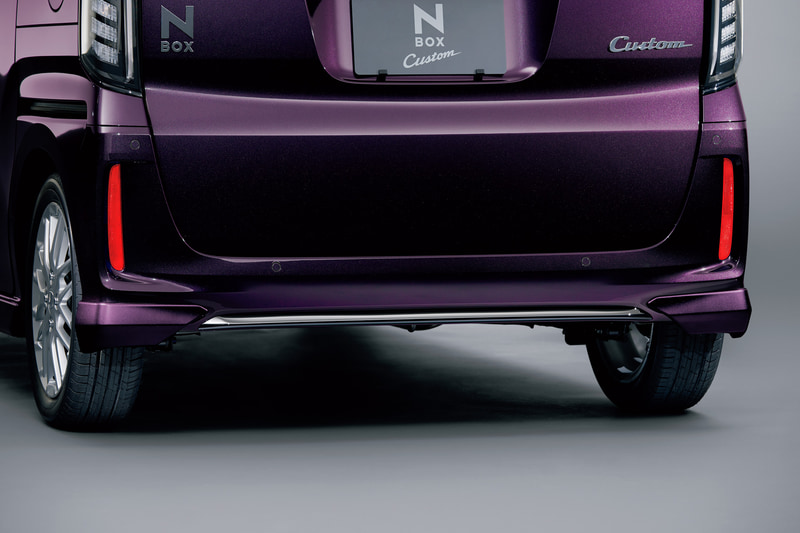 「マッドガード フロント・リア用左右 4 点セット」N-BOX用：1万2100円、N-BOX カスタム 用：1万3200円