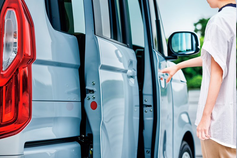 「ドアエッジモール」フロント・リアドア用左右4本セット。ホワイト/シルバー/ブラック：各1万1500円