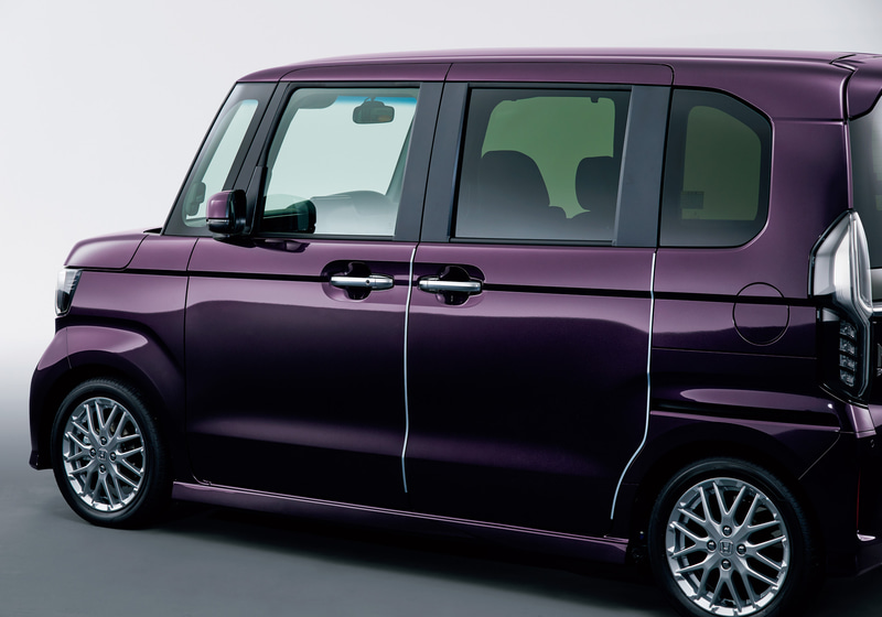 「ドアエッジモール」フロント・リアドア用左右4本セット。ホワイト/シルバー/ブラック：各1万1500円