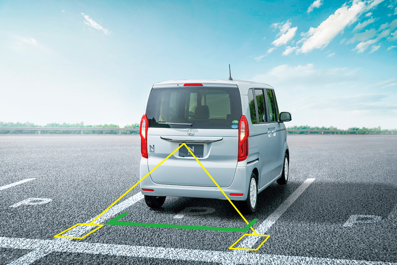 リアカメラ de あんしんプラス3「後退駐車サポート」：自車と駐車枠との角度のズレを知らせるダイナミックガイドラインに加え、コの字のアシストアイコンを表示。タイヤの角度（目安）もナビ画面で確認できる