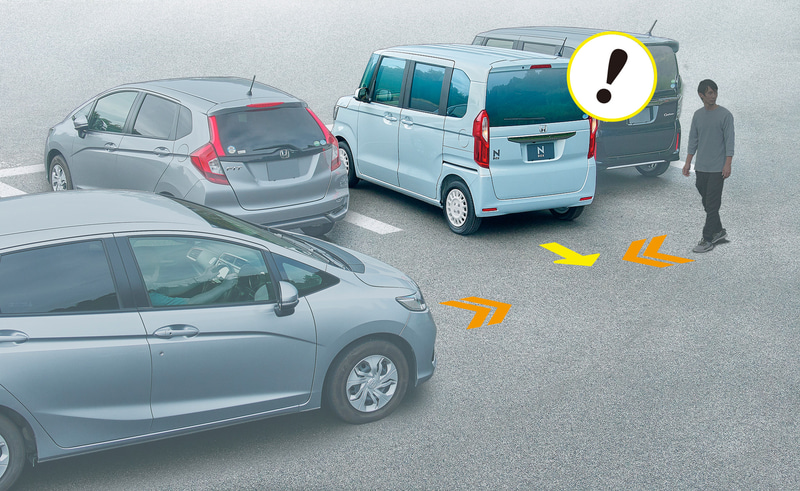 リアカメラ de あんしんプラス3「後退出庫サポート」：後退時、車両後方の左右から接近してくる車両や歩行者などを検知。警報によって注意を喚起する