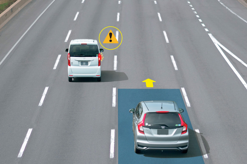 リアカメラ de あんしんプラス3「後方死角サポート」：死角になりやすい後側方の車両を検知。接近してくる車両の前方が検知ラインを越えた場合、その方向に方向指示器を操作すると警報によって注意を喚起する