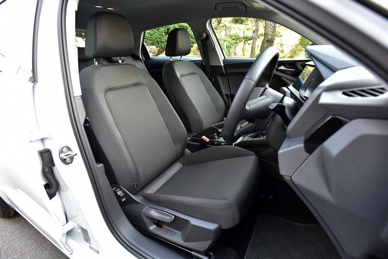 A1ではセンターコンソールを運転席側に傾けた造形を採用。撮影車はスピードメーター、タコメーター、マップ、ラジオ/メディアといった情報を表示できる「Audiバーチャルコックピット」を装備