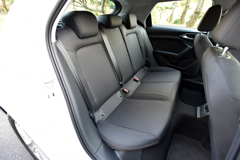 A1ではセンターコンソールを運転席側に傾けた造形を採用。撮影車はスピードメーター、タコメーター、マップ、ラジオ/メディアといった情報を表示できる「Audiバーチャルコックピット」を装備