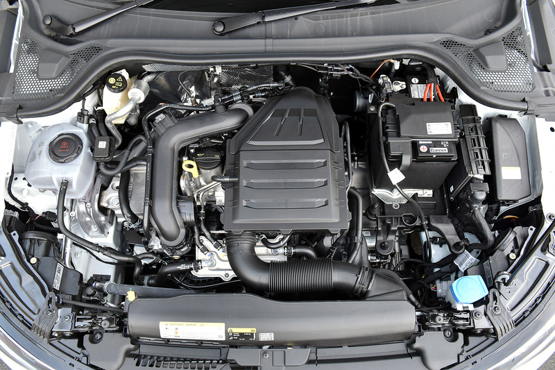 直列3気筒DOHC 1.0リッター直噴ターボエンジンは最高出力70kW（95PS）/5000-5500rpm、最大トルク175Nm（17.8kgfm）/2000-3500rpmを発生。WLTCモード燃費は15.2km/L