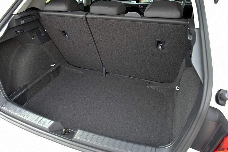 2代目となる現行A1ではホイールベースの延長に伴い、乗員の居住空間と合わせてラゲッジスペース容量が上がり、335L（VDA値）を確保。リアシートを格納することで1090Lまで拡大することも可能