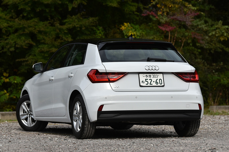 今回試乗したのは6月に導入された1.0リッターのTFSIエンジンを搭載する「A1 スポーツバック 25 TFSI」（294万円）。ボディサイズは4040×1740×1435mm（全長×全幅×全高）、ホイールベースは2560mm。日本に導入されるA1は全車2WD（FF）の設定で、車両重量は1170kg、最小回転半径はいずれのモデルも5.1m