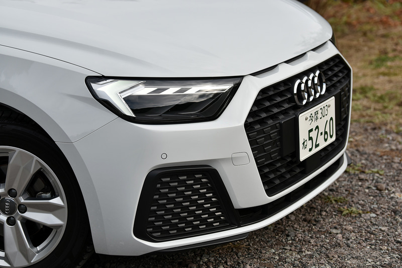 2代目となるA1 スポーツバックは、初代モデルと比べ全幅を維持しつつ全長は55mm長く、全高は10mm高くなり、ホイールベースも95mm延長されている。試乗車の足下は5アームスタースタイルの15インチアルミホイールにブリヂストン「ECOPIA EP001S」（185/65R15）の組み合わせ