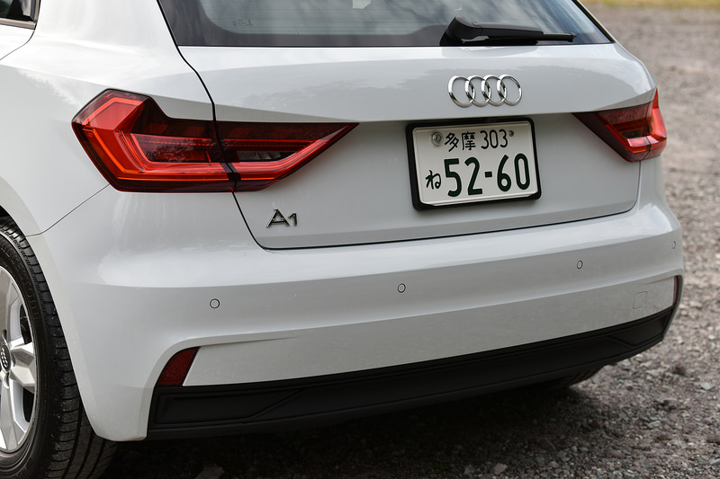 2代目となるA1 スポーツバックは、初代モデルと比べ全幅を維持しつつ全長は55mm長く、全高は10mm高くなり、ホイールベースも95mm延長されている。試乗車の足下は5アームスタースタイルの15インチアルミホイールにブリヂストン「ECOPIA EP001S」（185/65R15）の組み合わせ