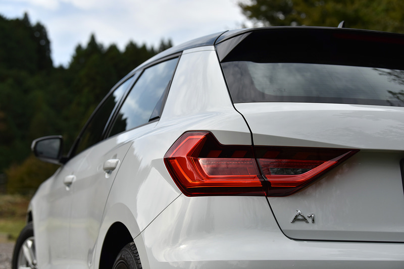 2代目となるA1 スポーツバックは、初代モデルと比べ全幅を維持しつつ全長は55mm長く、全高は10mm高くなり、ホイールベースも95mm延長されている。試乗車の足下は5アームスタースタイルの15インチアルミホイールにブリヂストン「ECOPIA EP001S」（185/65R15）の組み合わせ