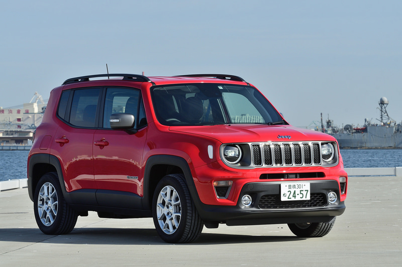 ジープ「レネゲード リミテッド 4xe」。価格は498万円。ボディサイズは4255×1805×1695mm（全長×全幅×全高）、ホイールベースは2570mmと、基本サイズは従来と変わらない