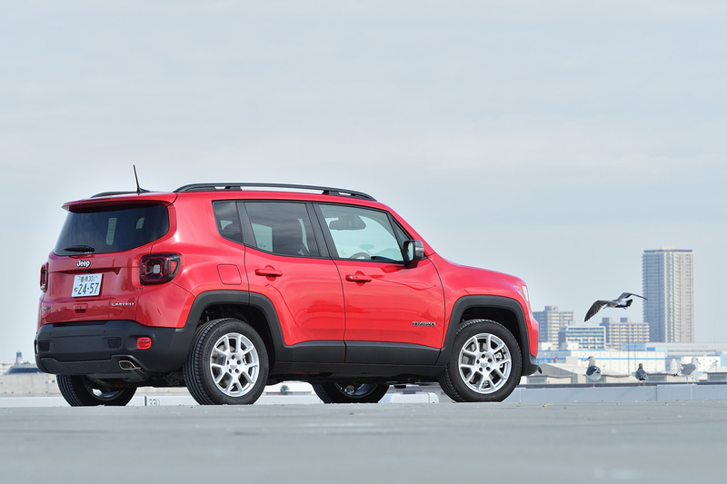 ジープ「レネゲード リミテッド 4xe」。価格は498万円。ボディサイズは4255×1805×1695mm（全長×全幅×全高）、ホイールベースは2570mmと、基本サイズは従来と変わらない