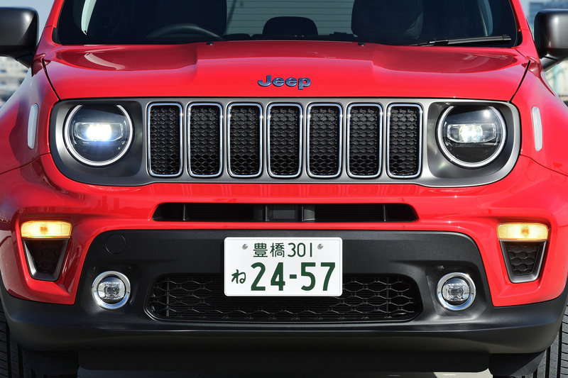 7スロットルグリルを特徴とするフロントフェイス