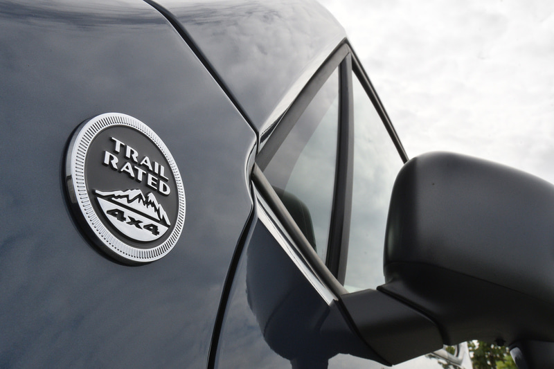 トレイルホークには悪路走破性の高さを示すエンブレムが装着される