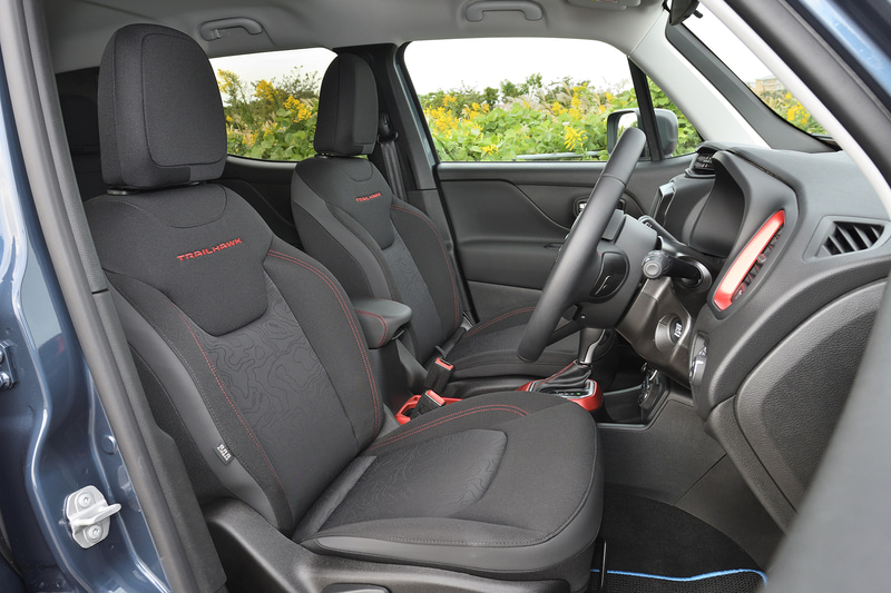 レネゲード トレイルホーク 4xeの内装