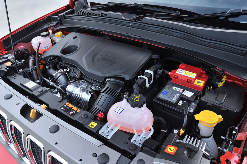 エンジンはどちらも直列4気筒 1.3リッターターボエンジンを搭載。最高出力がそれぞれ異なり、リミテッドは96kW（131PS）/5500rpm、トレイルホークは132kW（179PS）/5750rpmとなる。最大トルクはどちらも270Nm（27.5kgfm）/1850rpm。フロントに発電用の、リアに駆動用のモーターを配置し、リアモーターは60PSの出力を発生させる