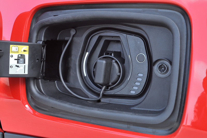 助手席側リアフェンダー部分に給電口を配置