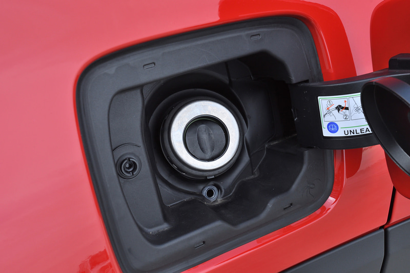 給油口は運転席側リアフェンダー部に配置