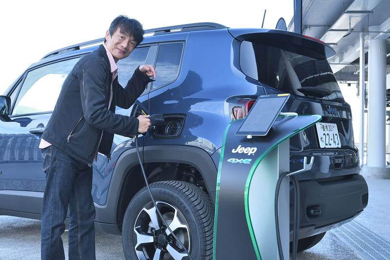 急速充電には対応しておらず、普通充電のみの設定。約4時間で満充電できる。フルEVモードでの航続距離は48km、WLTCモードハイブリッド燃費は16.0km/L