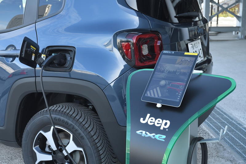 急速充電には対応しておらず、普通充電のみの設定。約4時間で満充電できる。フルEVモードでの航続距離は48km、WLTCモードハイブリッド燃費は16.0km/L