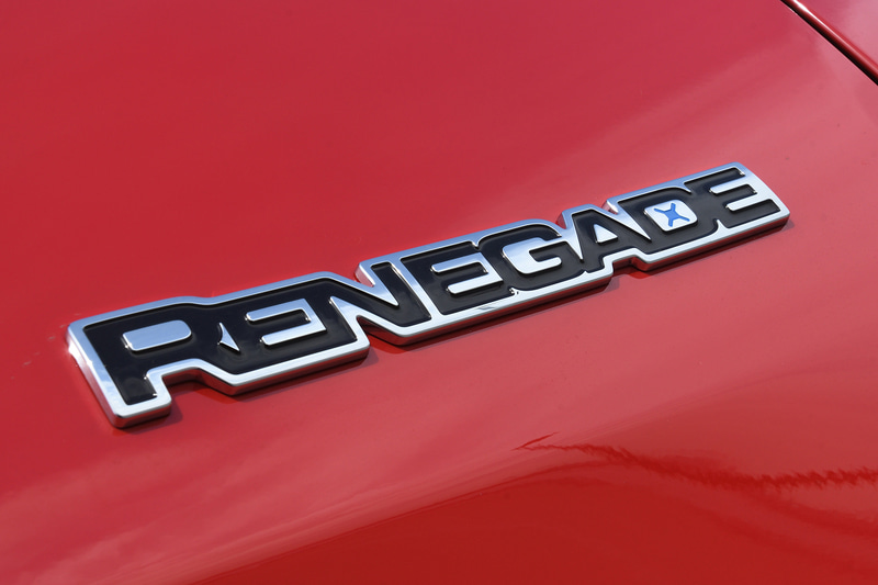 装着するJeepやRENEGADE、4exといったバッヂにブルーのアクセントカラーが付与される