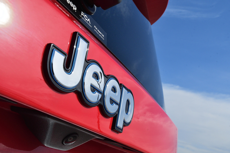 装着するJeepやRENEGADE、4exといったバッヂにブルーのアクセントカラーが付与される