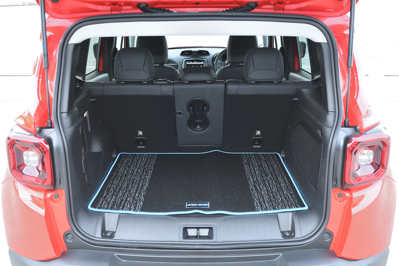 ラゲッジはフロア右側に充電機構を搭載するため少しえぐれたような形状をしているが、それでも十分な広さを確保している